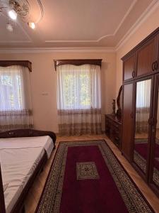 ギュムリにあるMarMar Guest House - Bigのベッドとドレッサーと窓のある寝室 +12枚の写真