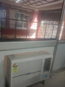 马拉里Hotel Manika的有窗户的房间里有加热器