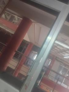 马拉里Hotel Manika的透过玻璃窗可欣赏到建筑的景色