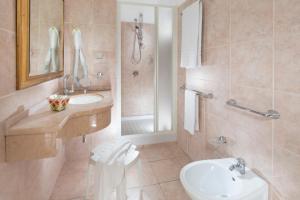Kúpeľňa v ubytovaní Hotel Apollo + 37 fotografií