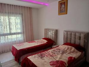 Una cama o camas en una habitación de Ain Zaghouan appartement
