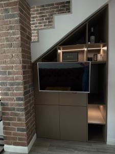 una sala de estar con una pared de ladrillo en The Brick Studio, en Colentina