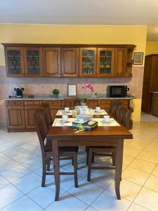 a wooden table with chairs in a kitchen at Agriturismo la ruota in Bereguardo