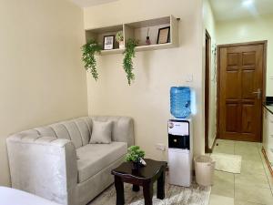 un soggiorno con divano e frigorifero di Apartment in Nairobi West a Nairobi