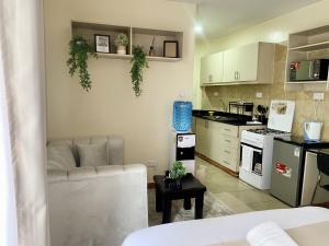un soggiorno con divano e cucina di Apartment in Nairobi West a Nairobi Altre 19 foto