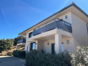 蒙蒂塞洛L'Altra Storia的侧面有阳台的房子