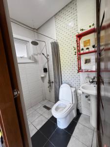 un bagno con un water e un lavandino di Marinelli Beach Resort a San Agustin Altre 10 foto
