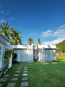 un cortile con edifici bianchi e palme di Marinelli Beach Resort a San Agustin