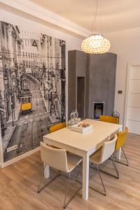 een eetkamer met een witte tafel en stoelen bij JobelHome Castle District Apartments in Boedapest