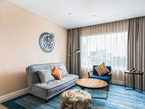 Ruang duduk di Mercure Jakarta Cikini