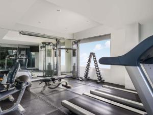 - une salle de sport avec des tapis de course et un tapis de course dans l'établissement Mercure Jakarta Cikini, à Jakarta