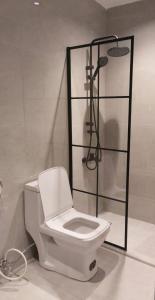 a bathroom with a toilet and a shower at رياحين الخلود للشقق الفندقية in Amman