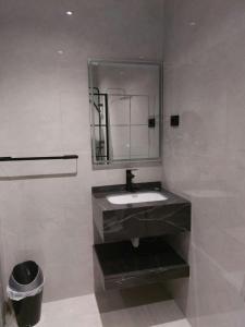 a bathroom with a sink and a mirror at رياحين الخلود للشقق الفندقية in Amman +18 photos