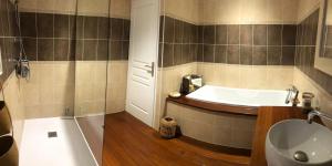 a bathroom with a sink and a bath tub at Chambre 2 personnes in Saint-André-de-Sangonis