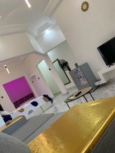 a living room with a bed and a flat screen tv at Studio avec jacuzzi à Adjarra in Adjarra