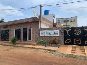 a brick building on the side of a street at Studio avec jacuzzi à Adjarra in Adjarra