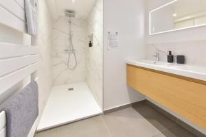 a bathroom with a shower and a sink at Piriac Norven Appartement maison 6p 500m plage in Piriac-sur-Mer +4 photos
