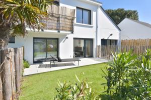 a white house with a fence and a yard at Piriac Norven Appartement maison 6p 500m plage in Piriac-sur-Mer