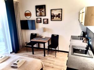 a small kitchen with a table in a room at Apartament przy Starówce z tarasem in Elblag