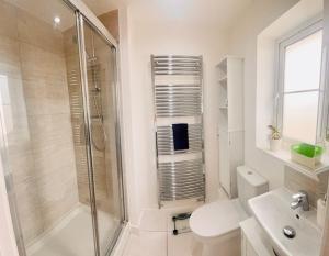 ein Badezimmer mit Dusche, Toilette und Waschbecken in der Unterkunft Stunning Modern Four Bed Home Near Witney & Oxford in Oxford + 56 Fotos