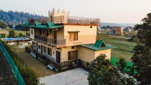 an overhead view of a house with a balcony at Corbett Mountain View By Dadda's in Belparāo