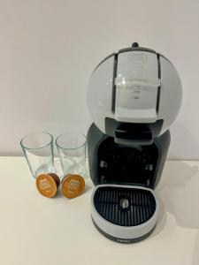 Una cafetera y dos vasos sobre una mesa en Ultra-Central Cozy Studio, Steps from Everything, en Cluj-Napoca 6 fotos más