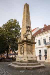un monumento alto frente a un edificio en Ultra-Central Cozy Studio, Steps from Everything, en Cluj-Napoca
