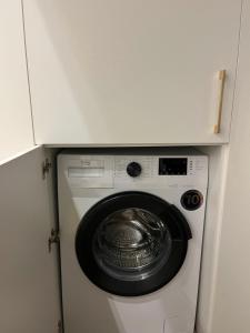y cocina con lavadora y armario. en Ultra-Central Cozy Studio, Steps from Everything, en Cluj-Napoca