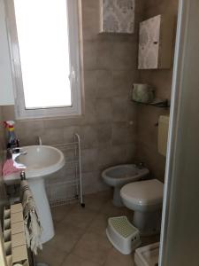 a bathroom with a sink and a toilet at Bilocale con ampio terrazzo in Loano