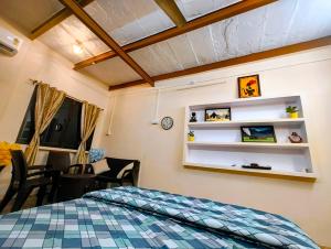 Ένα ή περισσότερα κρεβάτια σε δωμάτιο στο OZE Stay