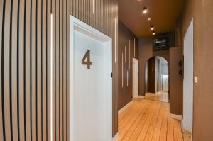 a hallway with a door with a number four on it at Perfekt für Gruppen - Schlafzimmer nahe Bielefeld Hbf in Bielefeld +48 photos
