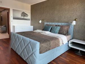 Кровать или кровати в номере Family apartment with the view of the old town Prague city with free parking