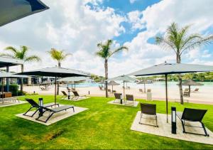 un parco con sedie e ombrelloni e una spiaggia di Serenity@TheBlyde a Pretoria