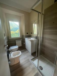ein Badezimmer mit Toilette, Waschbecken und Dusche in der Unterkunft Casa Alone in Casto + 31 Fotos
