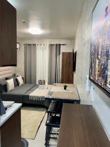 a small room with a bed and a table in it at Hideaway Haven Studio in Suba