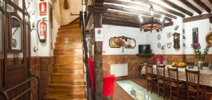 un ristorante con tavolo e sala da pranzo di Casa Rural El Membrillo a Carcabuey