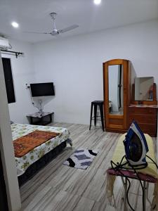 Un dormitorio con una cama, una cómoda y un espejo. en Nav's B&B, en Nadi