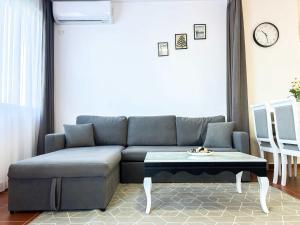 una sala de estar con un sofá y una mesa en SeaShell, en Golemasi
