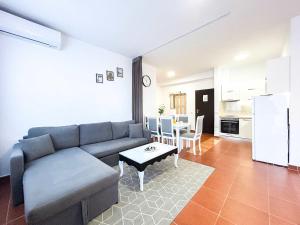 una sala de estar con un sofá y una mesa en SeaShell, en Golemasi 86 fotos más