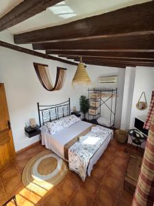 Un dormitorio con una cama grande en una habitación. en Casa Rural El Refugio, en Zuheros 24 fotos más