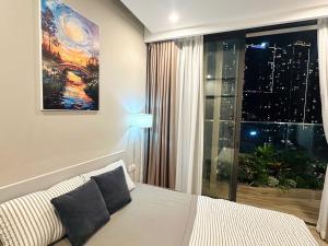 Ένα ή περισσότερα κρεβάτια σε δωμάτιο στο 1BR Lake View Studio - Homestay Onsen Ecopark