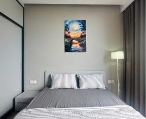 Ένα ή περισσότερα κρεβάτια σε δωμάτιο στο 1BR Lake View Studio - Homestay Onsen Ecopark