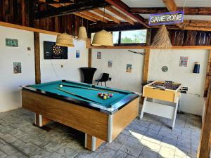 a room with a pool table and a game zone at casa de vicky in El Puerto de Santa María