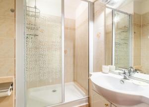 a bathroom with a shower and a sink at Le Sapi 1E Balcon panoramique Aiguilles Rouges avec parking gratuit in Chamonix-Mont-Blanc