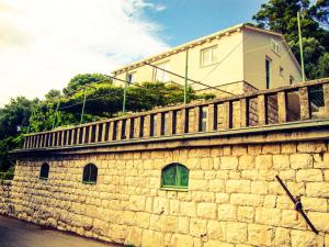 un edificio en la parte superior de una pared de piedra en Apartments Hana en Goveđari