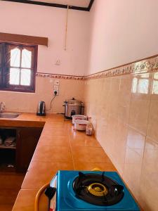cocina con fogones en el medio de una habitación en Camellia Hill Nuwaraeliya, en Kandapola
