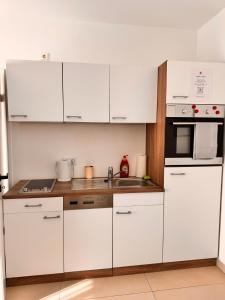 Η κουζίνα ή μικρή κουζίνα στο Heni Apartments