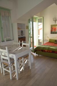 En eller flere senge i et værelse på Monolocale Onda Etrusca vacanza per due al mare