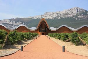 a red brick path with a mountain in the background at Las Candelas, Casa Turística in Uruñuela