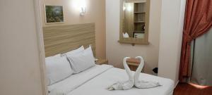 Ένα ή περισσότερα κρεβάτια σε δωμάτιο στο S S Luxor Hotel